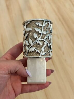 Shimmery leaf wallflower plug from bath and body works